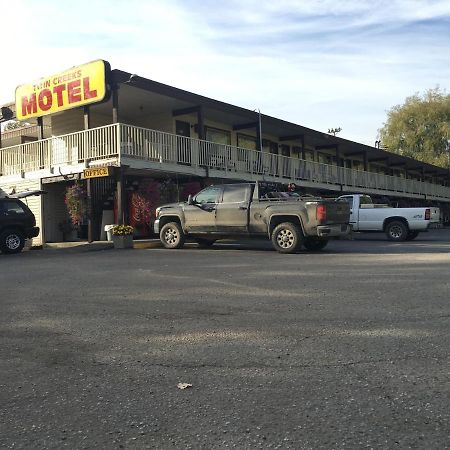 Twin Creeks Motel Lumby Zewnętrze zdjęcie