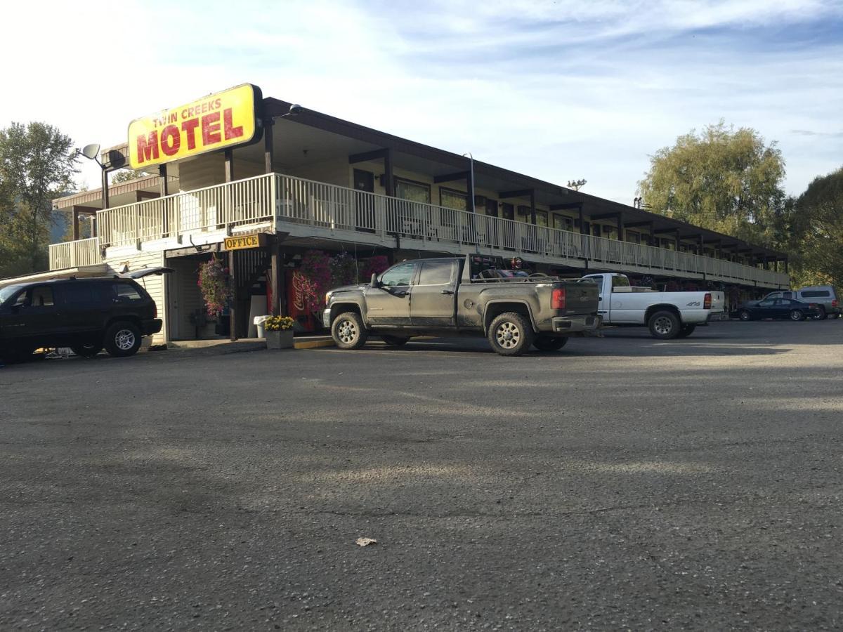 Twin Creeks Motel Lumby Zewnętrze zdjęcie