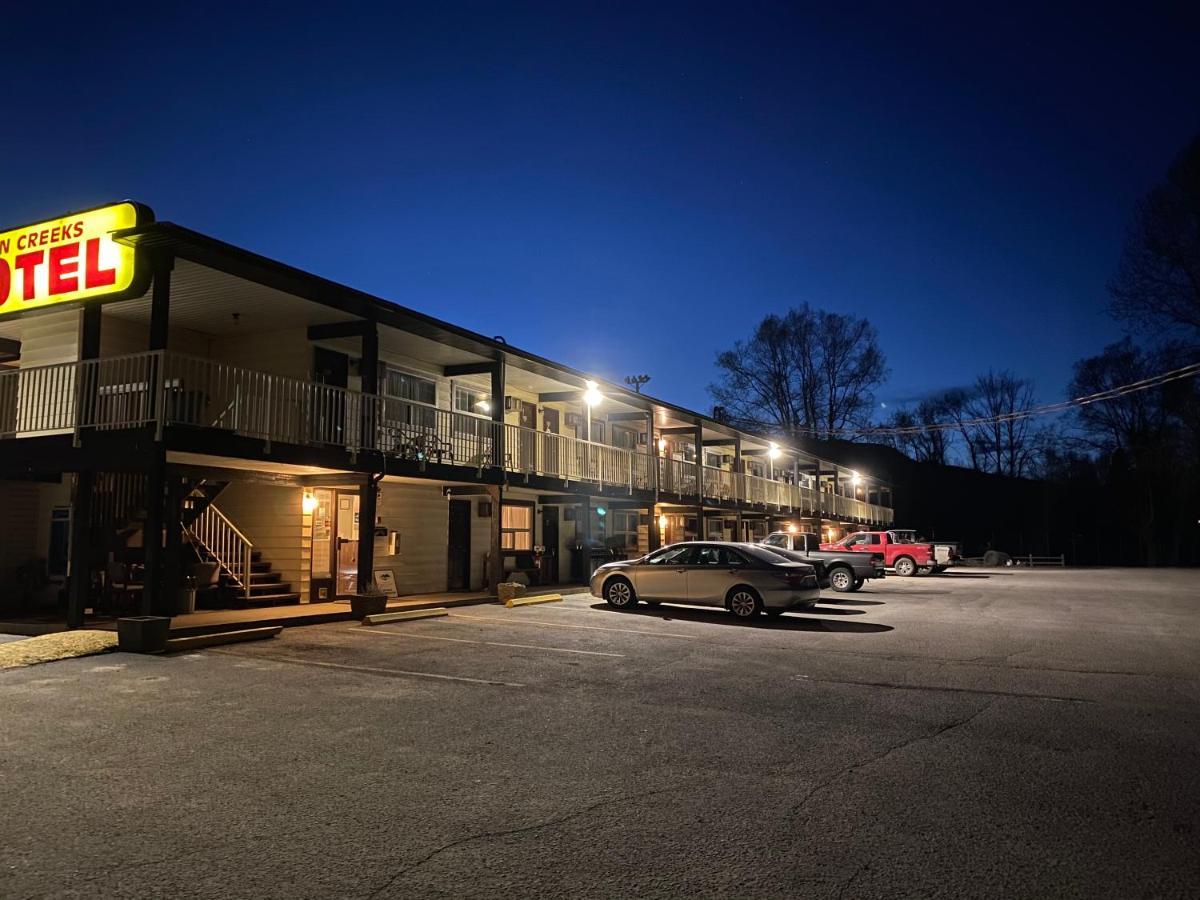 Twin Creeks Motel Lumby Zewnętrze zdjęcie